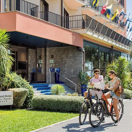 Отель Grand Diana Majestic Диано-Марина